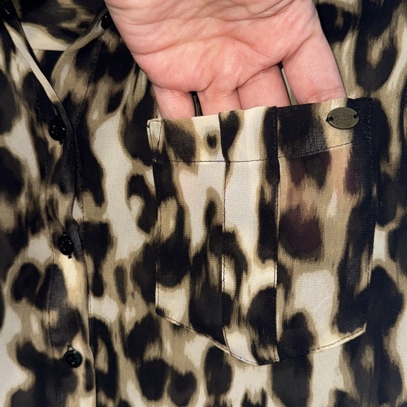 GUESS- Animal print button down shirt size XS - Picture 5 of 12